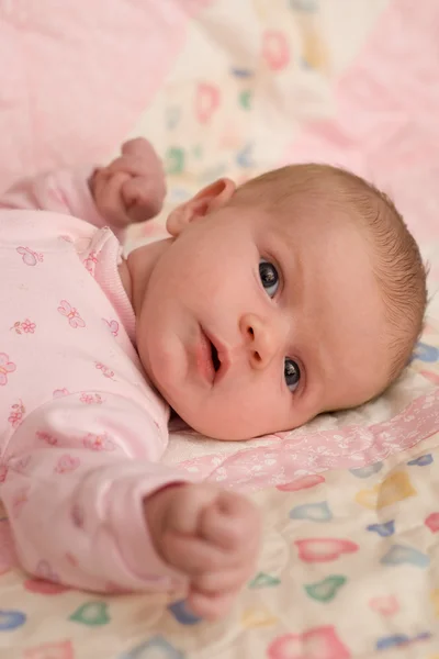 Kız bebek battaniye var yalan — Stok fotoğraf