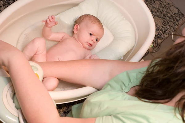 Bebê tem um banho — Fotografia de Stock