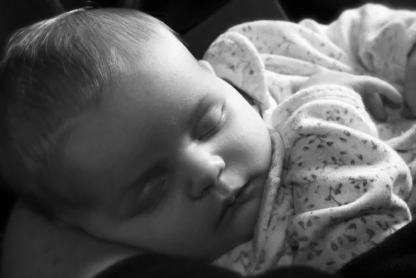 Bebê recém-nascido dormindo Conversão em preto e branco — Fotografia de Stock
