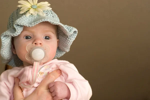 니트 모자에 있는 여자 아기 — 스톡 사진