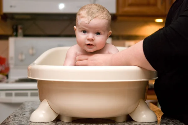 Niña tomando un baño — Stok fotoğraf