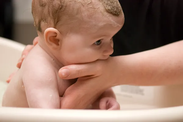 女の赤ちゃんの入浴 — ストック写真