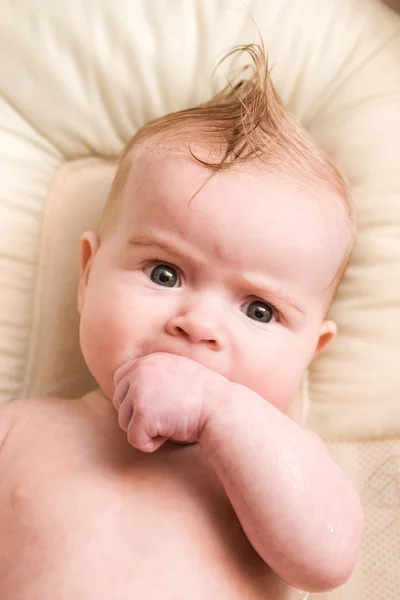 Kız bebek ifade ile insanlar — Stok fotoğraf