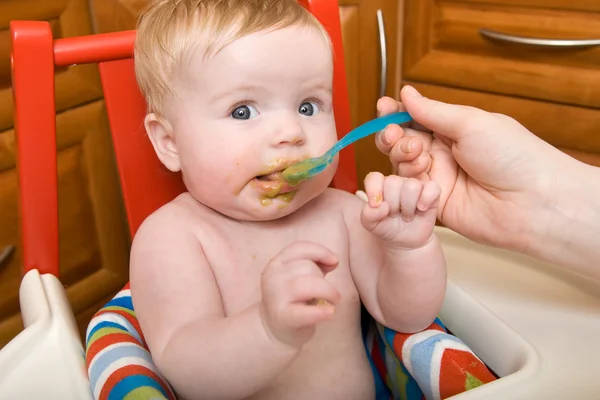 Bébé fille a de la nourriture pour la première fois — Photo