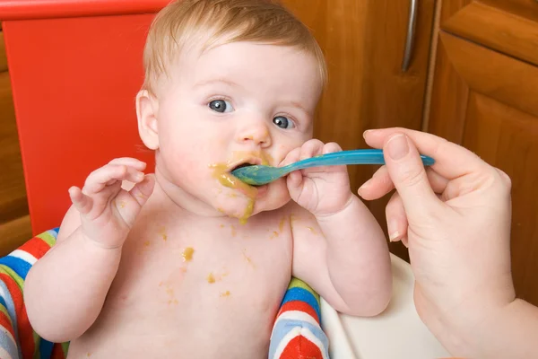 Bebê menina tem comida pela primeira vez — Fotografia de Stock