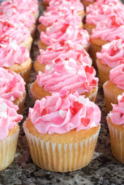Różowy Walentynki cupcakes z posypką — Zdjęcie stockowe