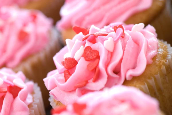 Розовые валентинки-кексы со шпротами — стоковое фото