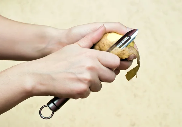Hands peeling potato — Stock Photo, Image