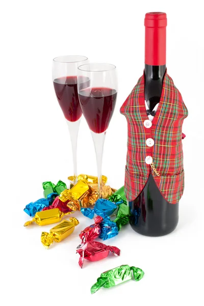 ワイングラス 白い背景で隔離のお菓子で赤ワインのボトル — ストック写真