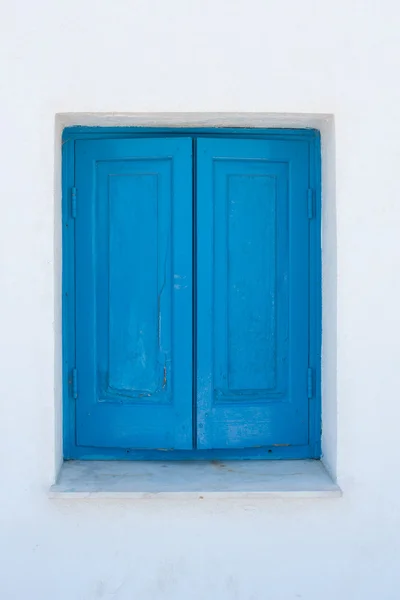 白い壁に青い窓 — ストック写真