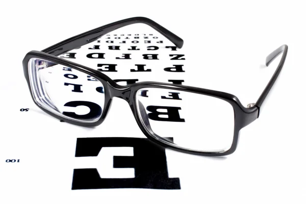 Glasögon Med Verifiering Tabellvy Vit Bakgrund Selektivt Fokus — Stockfoto