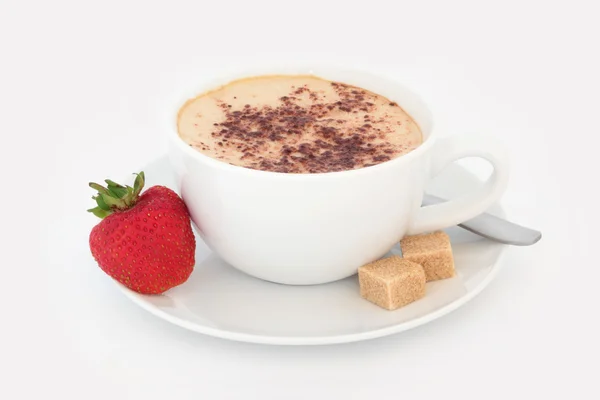 Cappuccino och strawberry behandla — Stockfoto