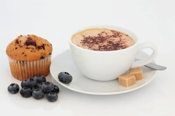 Cappuccino, Muffin und Blaubeeren — Stockfoto