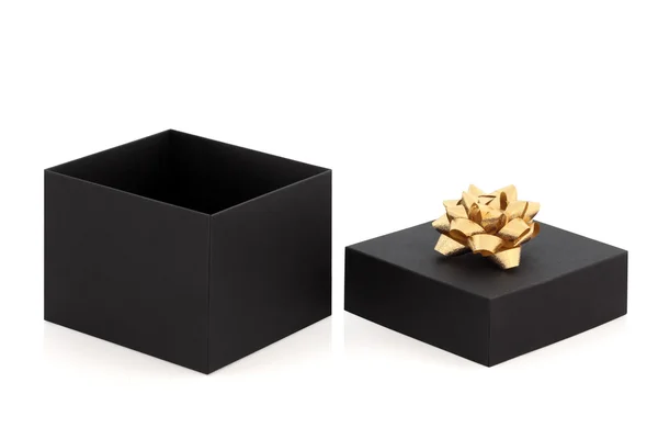 Caja de regalo y arco de oro —  Fotos de Stock