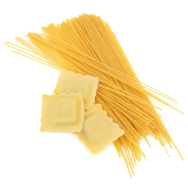 Равиоли и спагетти-паста — стоковое фото
