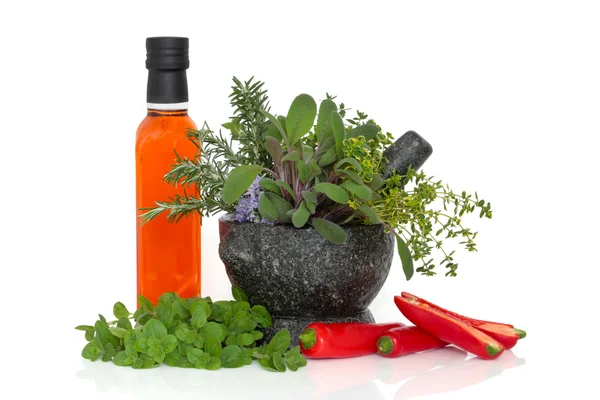 Chilli olej, bylinky a chilli — Stock fotografie