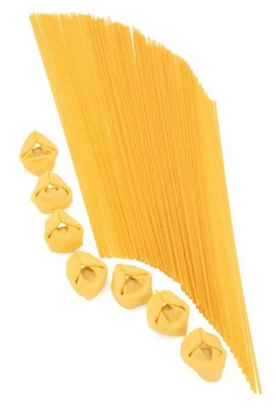 Тортеллини и спагетти-паста — стоковое фото