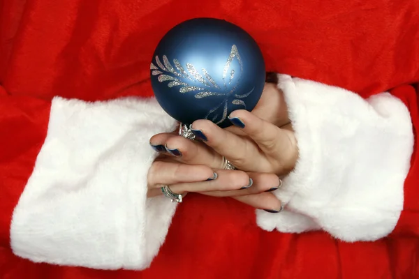 Санта Клаус прячет синий шар — стоковое фото