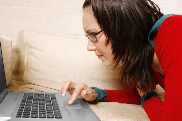 Flicka med laptop i soffan — Stockfoto