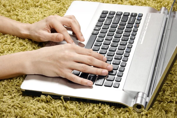 Donna con laptop sul tappeto — Foto Stock