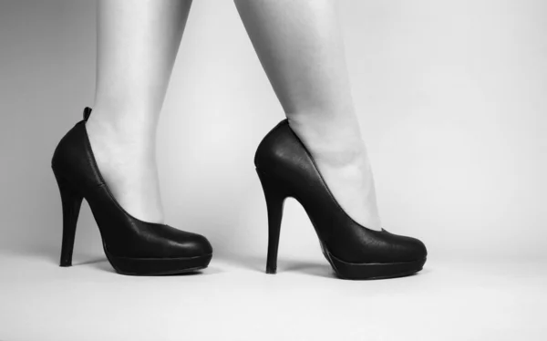 Schöne Beine Und Hohe Schuhe — Stockfoto