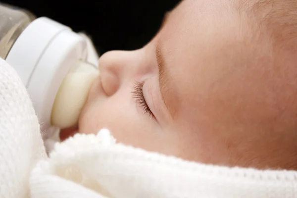 喝牛奶的漂亮宝贝 — 图库照片