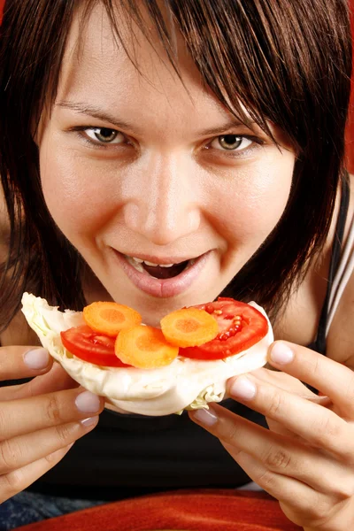 Sandviç yiyen kadın. — Stok fotoğraf