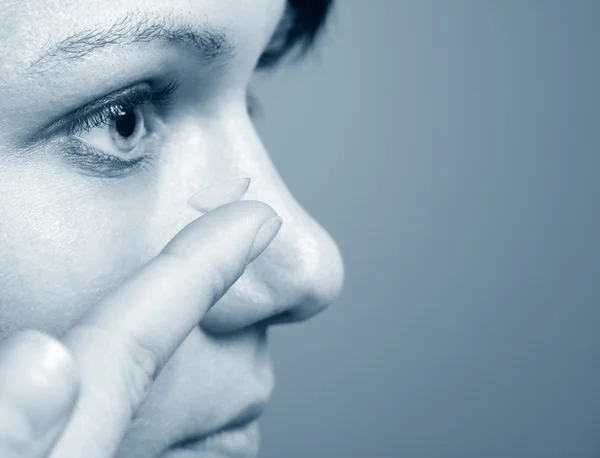 Kadın Bir Kontakt Lens Ekleme — Stok fotoğraf