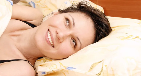 Yatakta Mutlu Bir Kadın — Stok fotoğraf