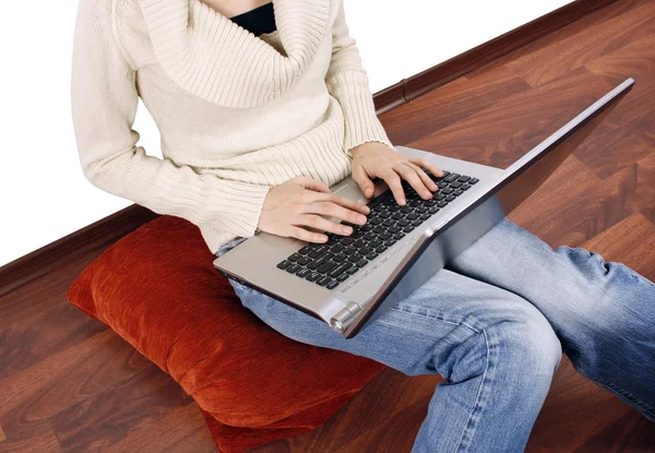 Kvinna med laptop på golvet — Stockfoto