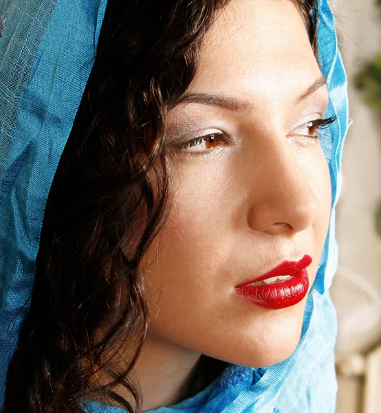 Krásná Žena Modrým Šátkem — Stock fotografie
