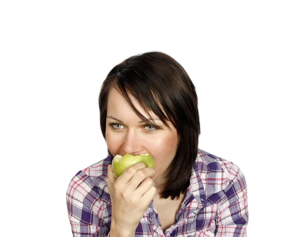 Веселая девушка ест яблоко — стоковое фото