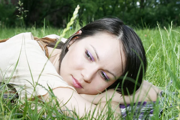 Молодая Женщина Лежит Траве Парке — стоковое фото