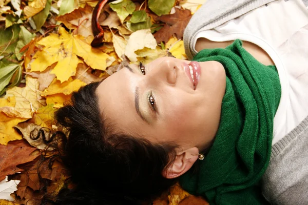 Donna sdraiata sulle foglie — Foto Stock