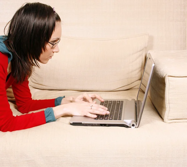 Junges Mädchen Mit Laptop Auf Dem Sofa — Stockfoto