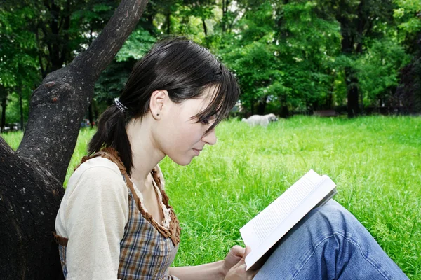 Молодая женщина, читающая роман — стоковое фото