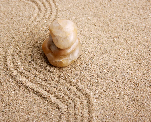 Pedra zen na areia — Fotografia de Stock