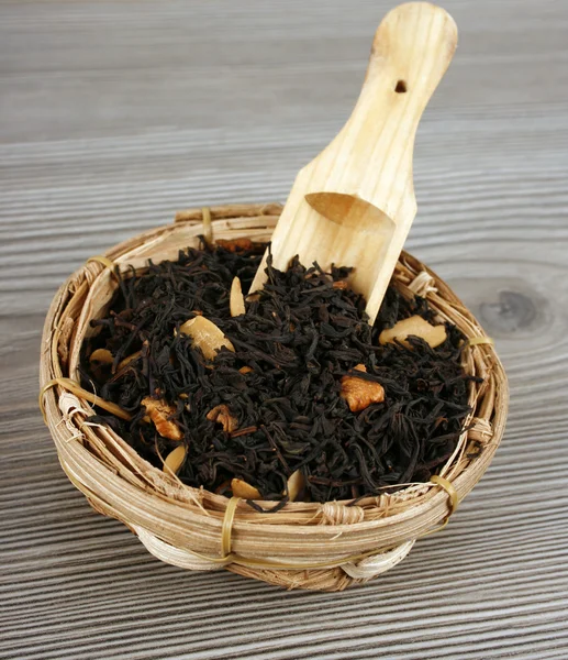 Чай в дерев'яній ложці — стокове фото