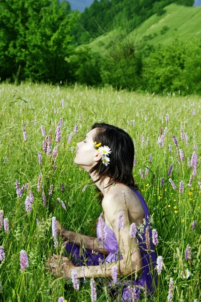 Woman in the meadow — Stock Photo, Image