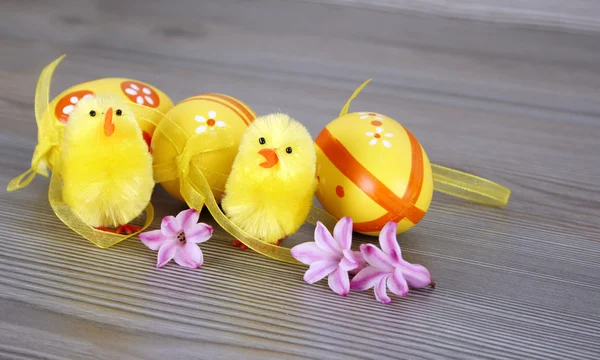 Easter chickens and eggs — Stock Photo, Image