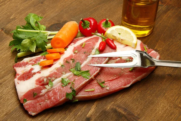 Pedaço de carne vermelha enorme — Fotografia de Stock