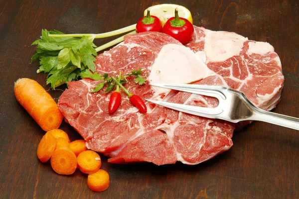 Enorme trozo de carne roja —  Fotos de Stock