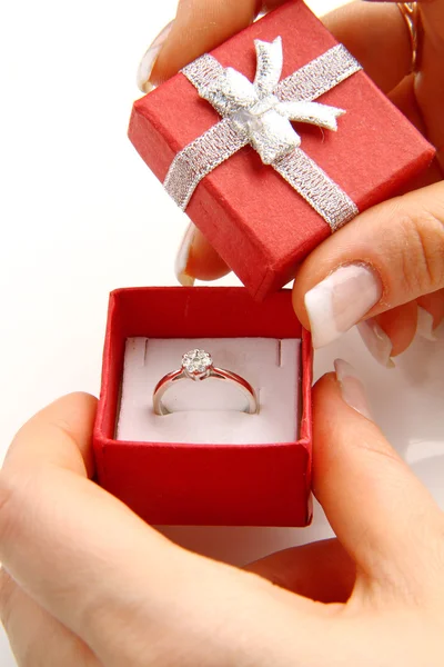 Anel de diamante de ouro em uma caixa vermelha — Fotografia de Stock