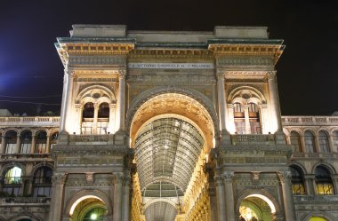 ünlü galleria vittorio emanuele II'nin içinde milan gece atış