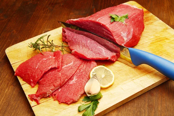 Pedaço de carne vermelha enorme — Fotografia de Stock