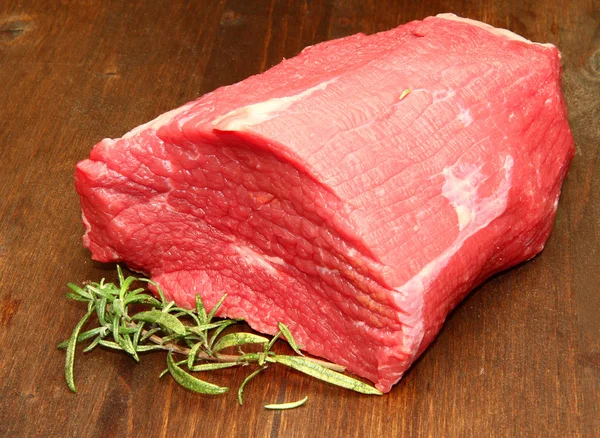 Огромный кусок красного мяса изолирован на белом фоне — стоковое фото