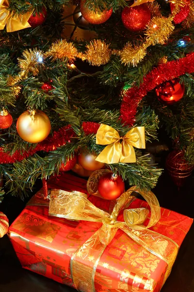 クリスマス ツリーとギフト — ストック写真