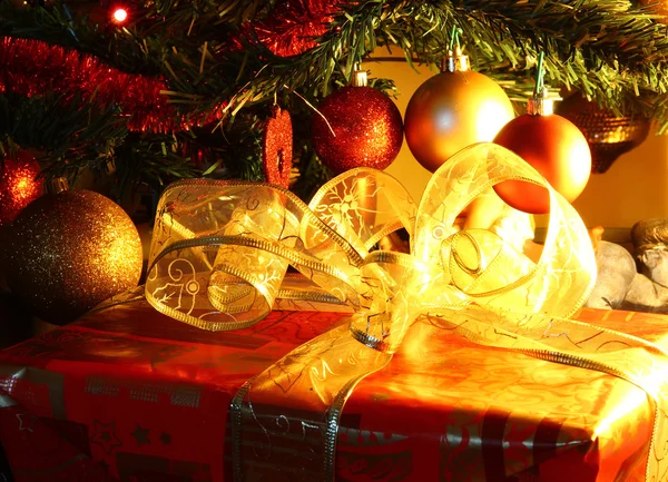 Kerstboom en geschenk — Stockfoto