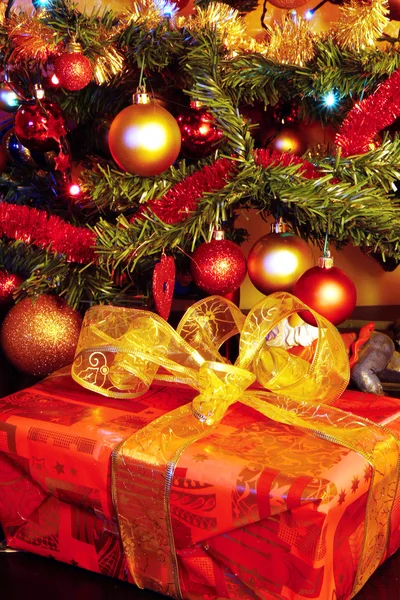 Árvore de Natal e presente — Fotografia de Stock