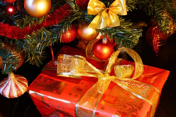 Christmas tree and gift — Stock Photo, Image